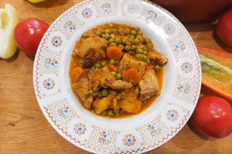 Mancare de mazare cu sos de rosii si carne de porc