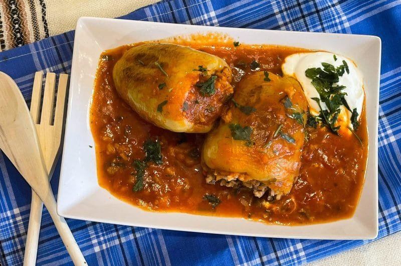 Ardei gras umpluti cu orez si legume in sos de rosii