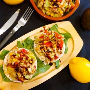 This snack is a lifesaver if you are in a hurry to prepare something quick and tasty. In just a few minutes you can prepare a healthy and fresh salad!