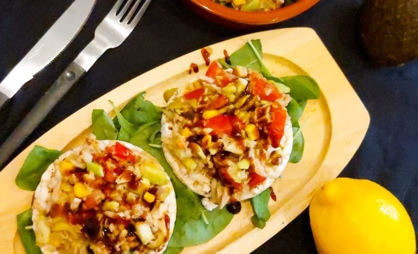 This snack is a lifesaver if you are in a hurry to prepare something quick and tasty. In just a few minutes you can prepare a healthy and fresh salad!