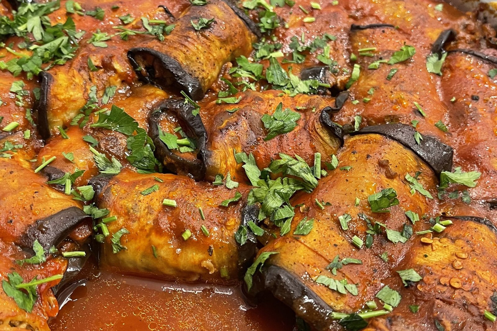Rulouri delicioase de vinete la cuptor umplute cu carne de vită tocată în sos de roșii