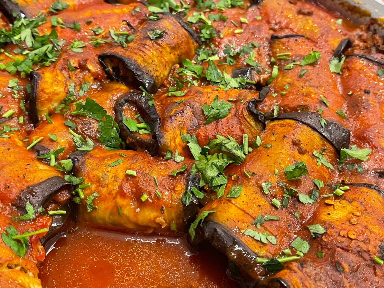 Vinete umplute cu carne la cuptor (fragede și aromate, în sos de roșii)