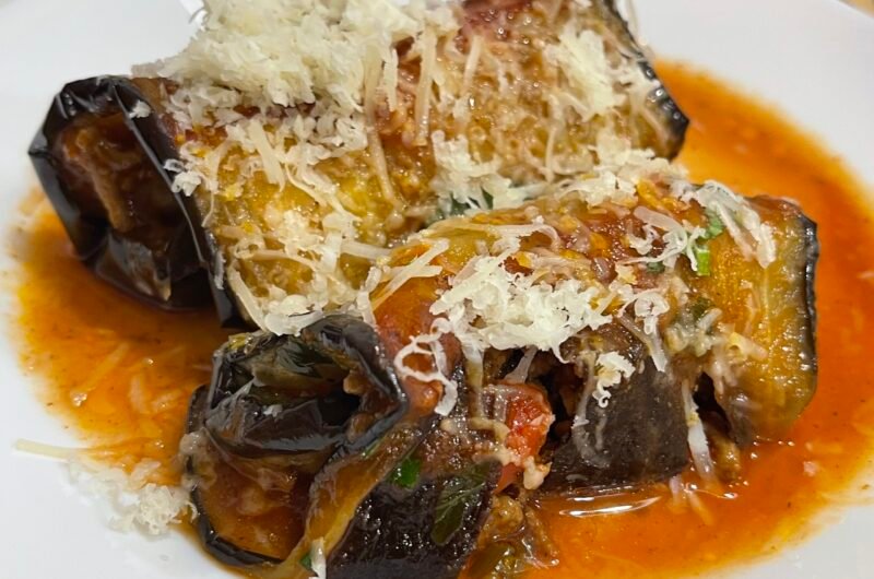 Rulouri de vinete la cuptor umplute cu carne de vita in sos de rosii