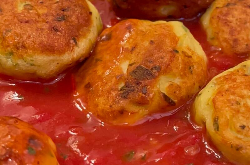 Chicken meatballs with parmesan and tomato sauce