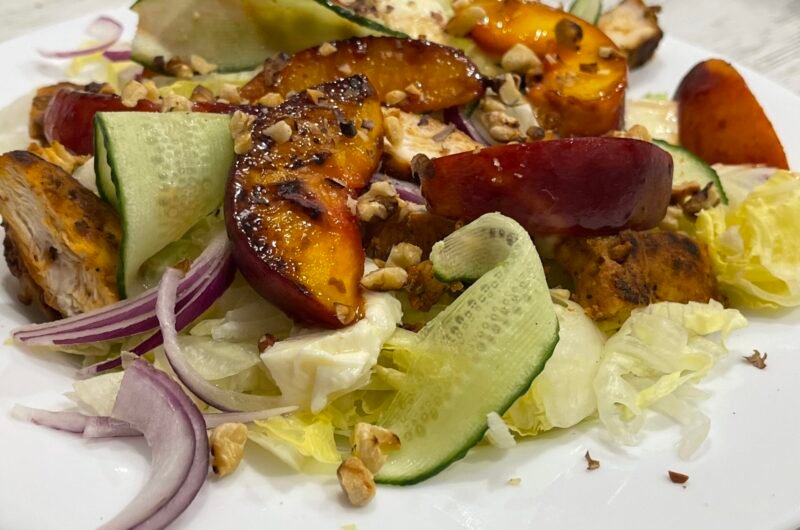 Salata de piersici caramelizate cu piept de pui la gratar, mozzarella si nuci