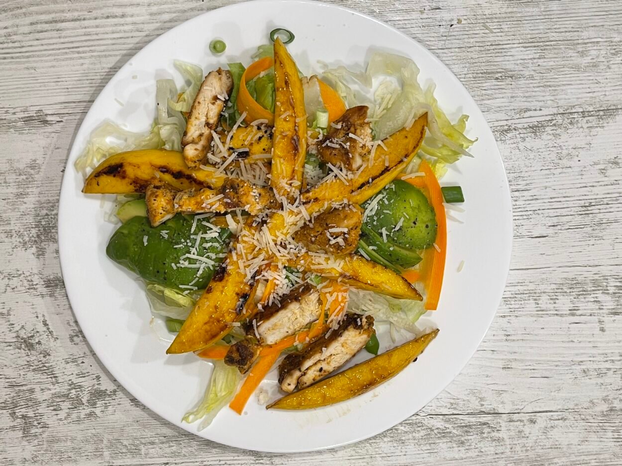 Sweet mango and chicken salad in 5 easy steps