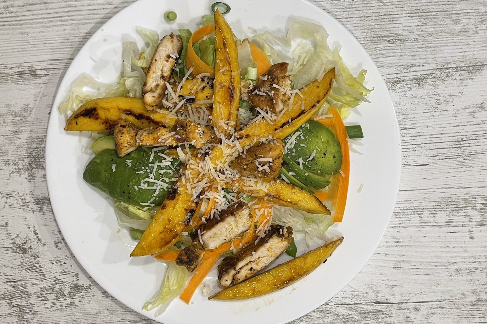 Sweet mango and chicken salad in 5 easy steps