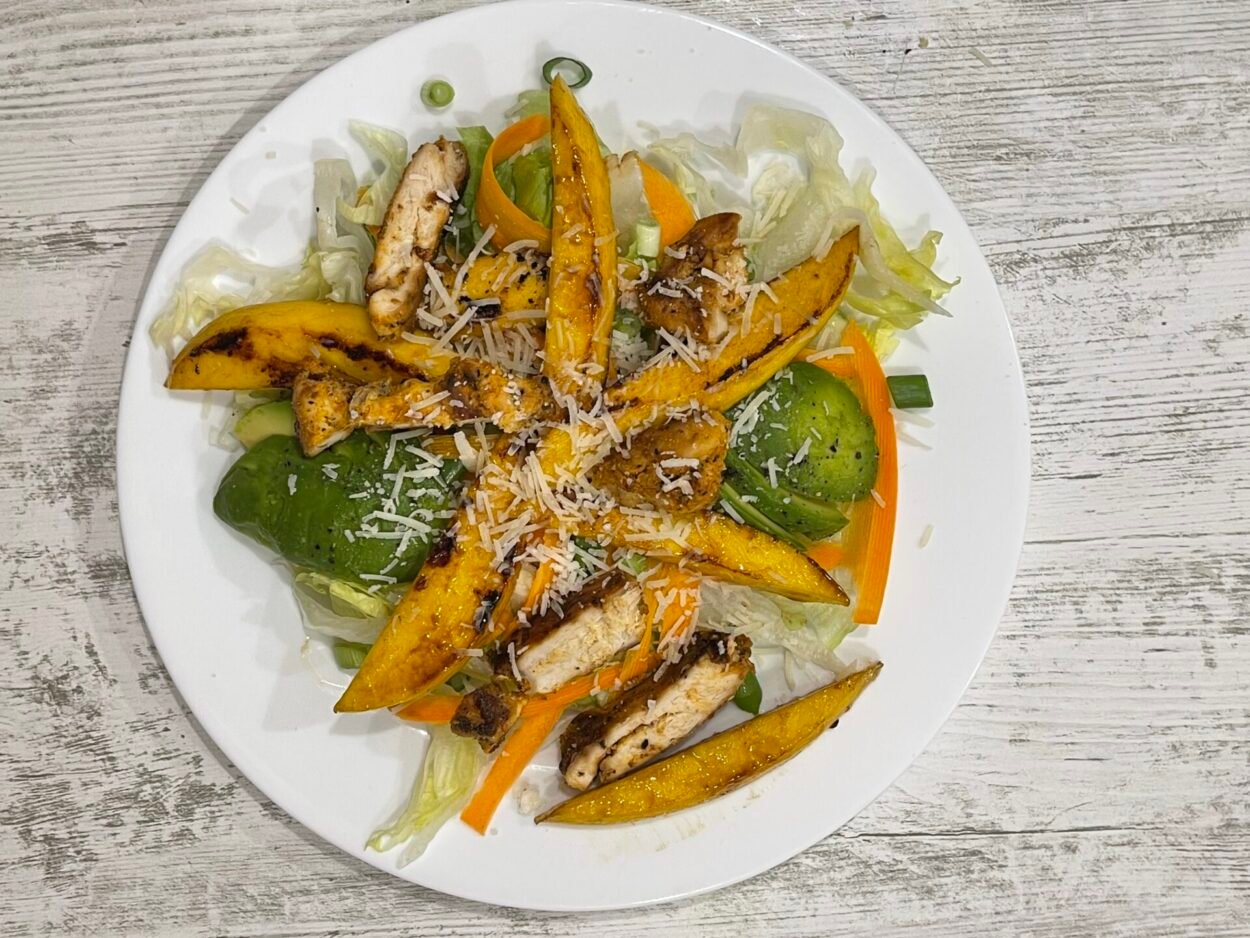 Salată dulce din mango si pui în 5 pași simpli