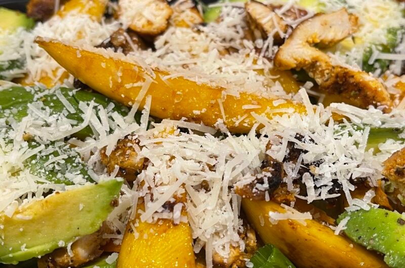 Salată de mango și pui cu parmezan și dressing de lămâie.