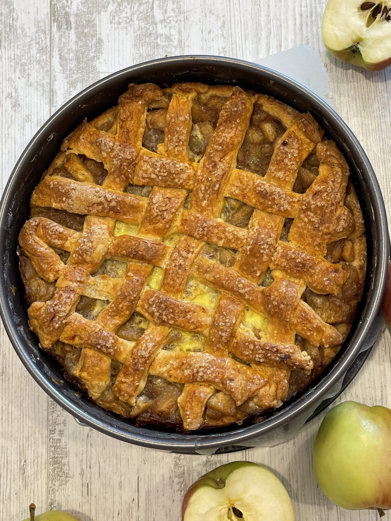 Cum sa gatesti cea mai delicioasa placinta cu mere cu aluat crocant de unt