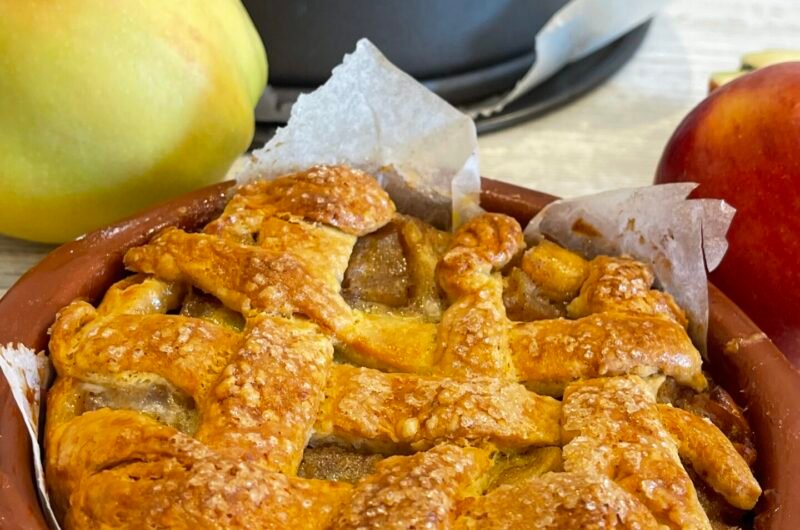 Homemade apple tart / pie with crispy top