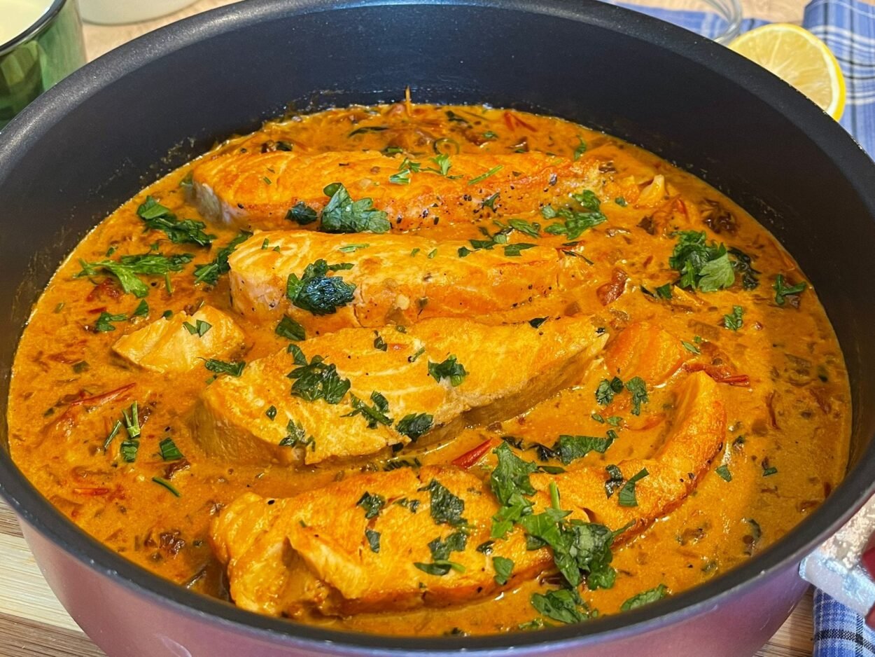 Somon toscan în sos cremos cu parmezan și roșii uscate