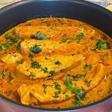 Tuscan Salmon in Creamy Parmesan Sauce with Sun‑Dried Tomatoes and Spinach RO: Somon toscan în sos cremos cu parmezan și roșii uscate