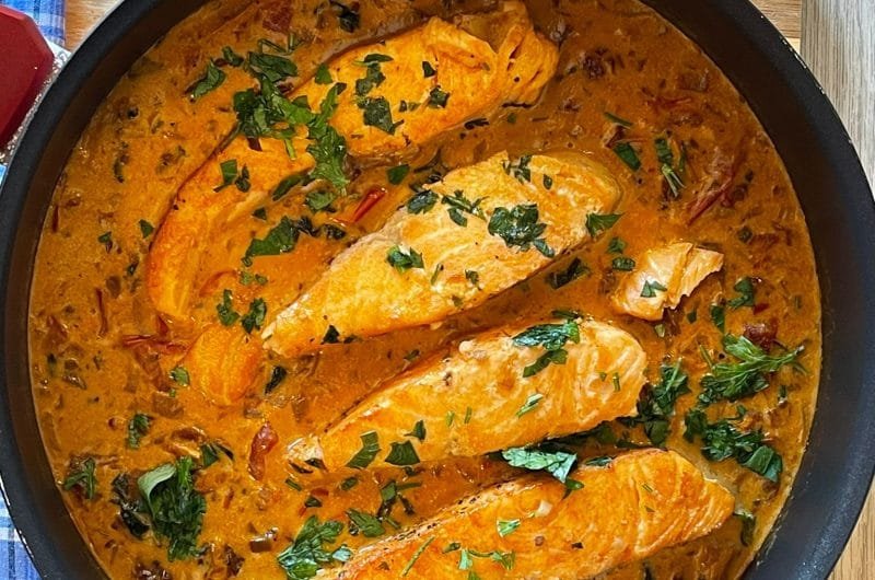 Salmon in creamy sauce with parmesan, spinach and dried tomatoes- Tuscan Salmon
