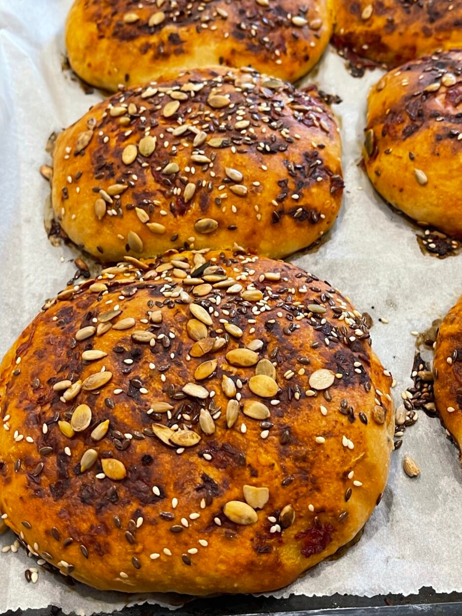 Reteta Chifle pufoase si gustoase cu semințe și roșii – perfecte pentru orice masă