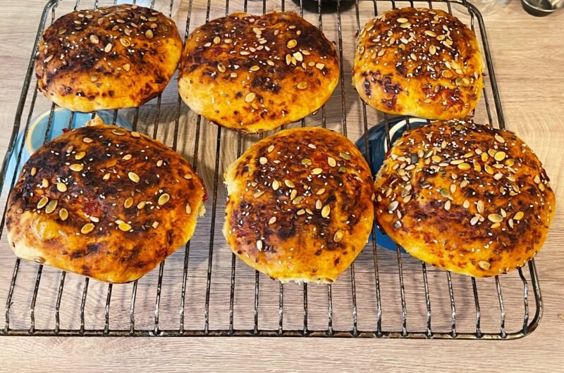 Chifle gustoase cu semințe și roșii – perfecte pentru orice masă