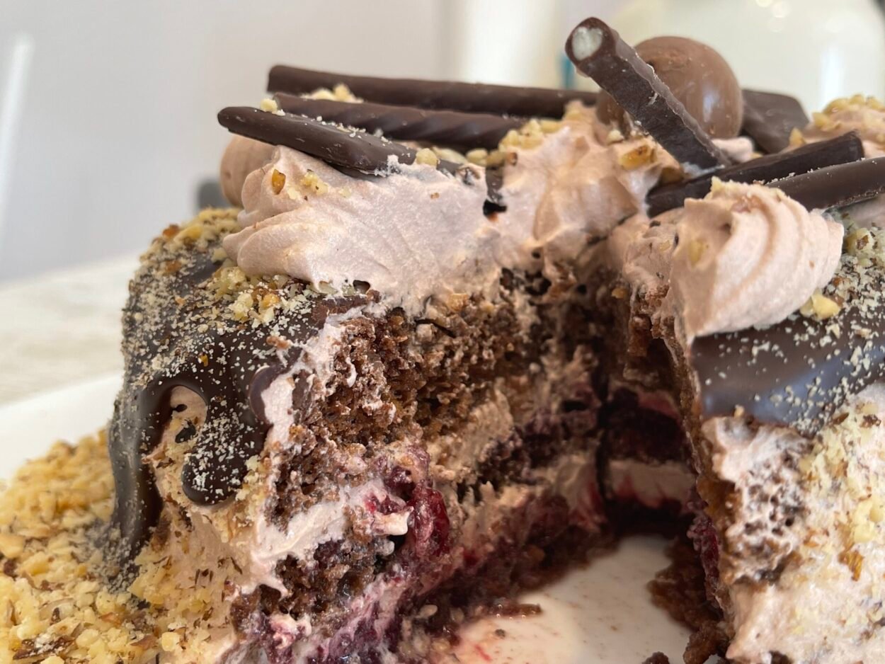 How to make your chocolate and berry cake look spectacular