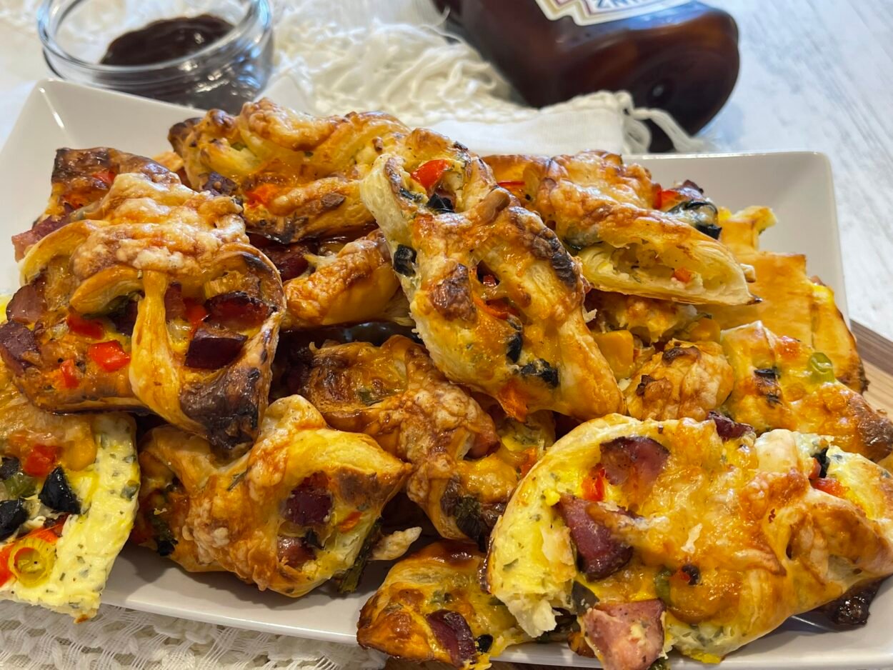 Foietaj cu legume și cremă de brânză: aperitiv rapid și crocant