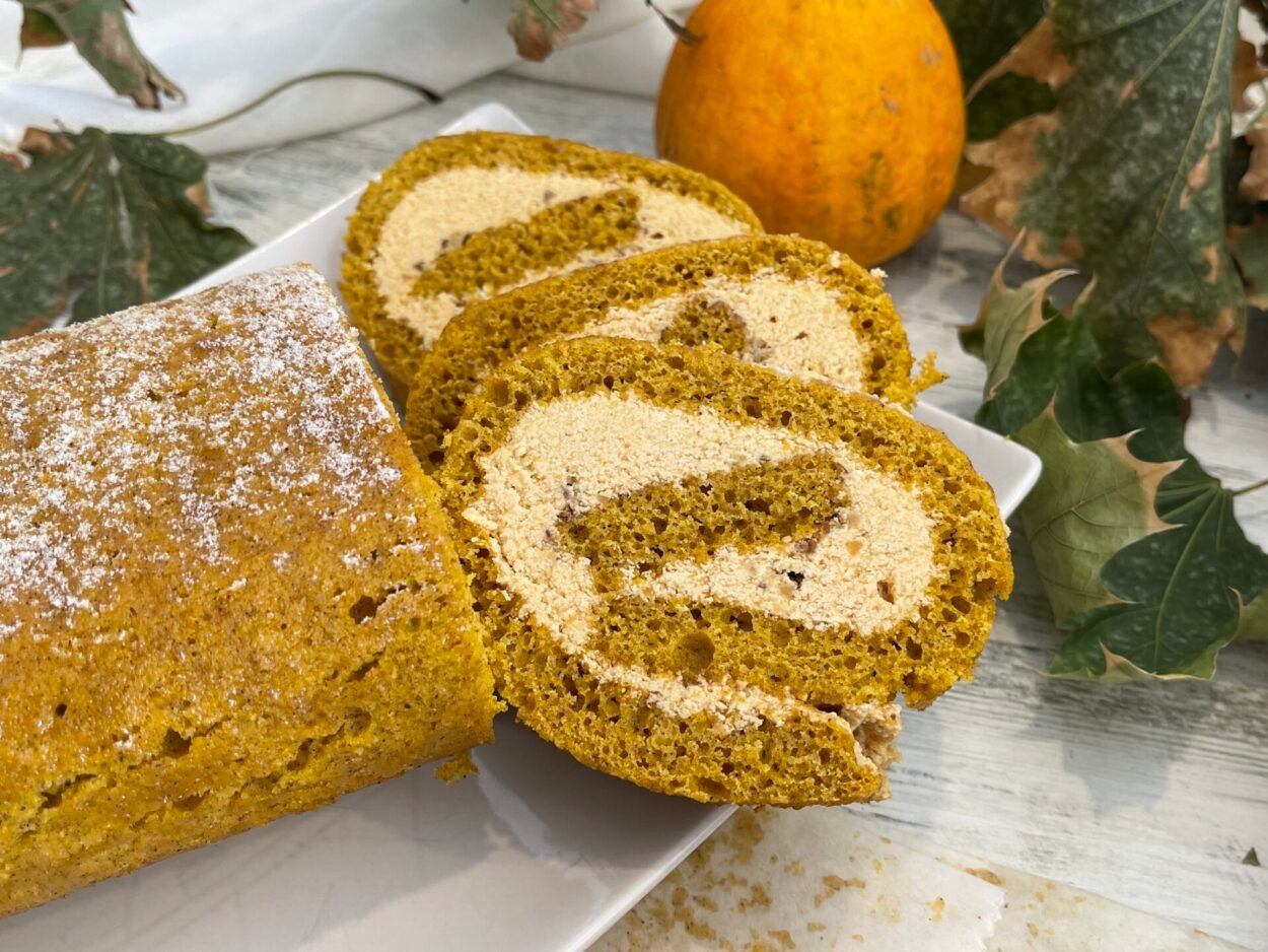 Ruladă cu dovleac și cremă de caramel: prăjitură elegantă, pas cu pas