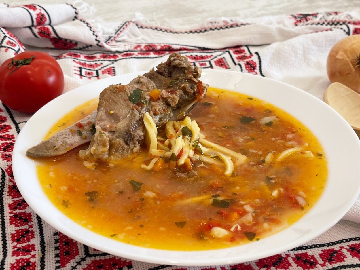 Ciorba delicioasa cu oase de porc si taitei de casa