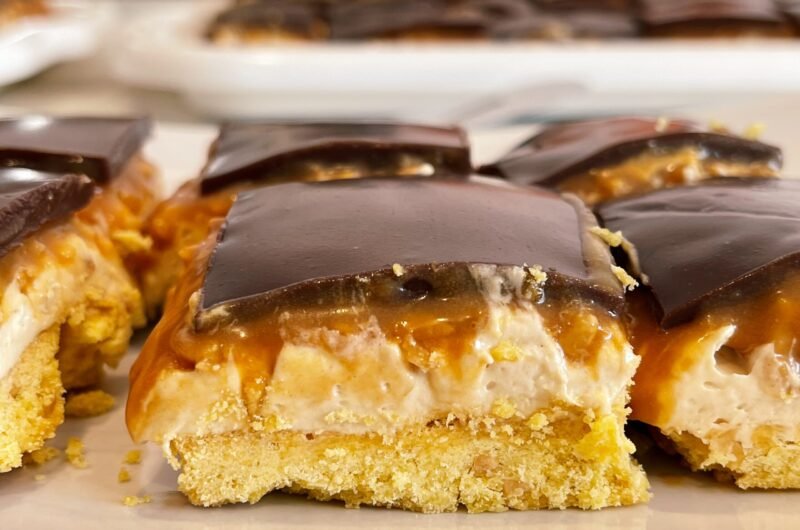 Snickers cake with caramel and Swiss meringue - Step by Step