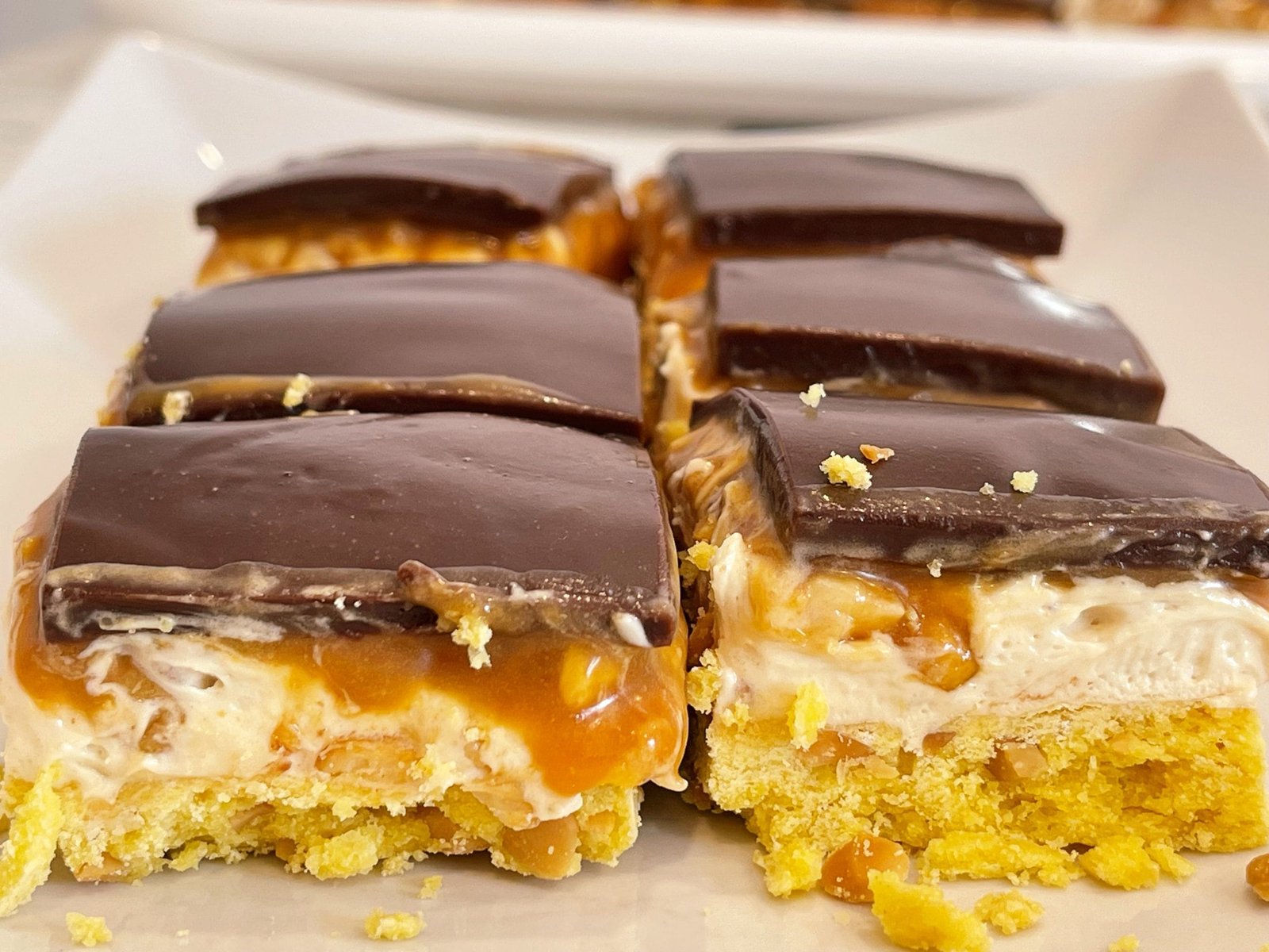 Reteta  Prajitura Snikers cu arahide si caramel pe care nu o vei uita!