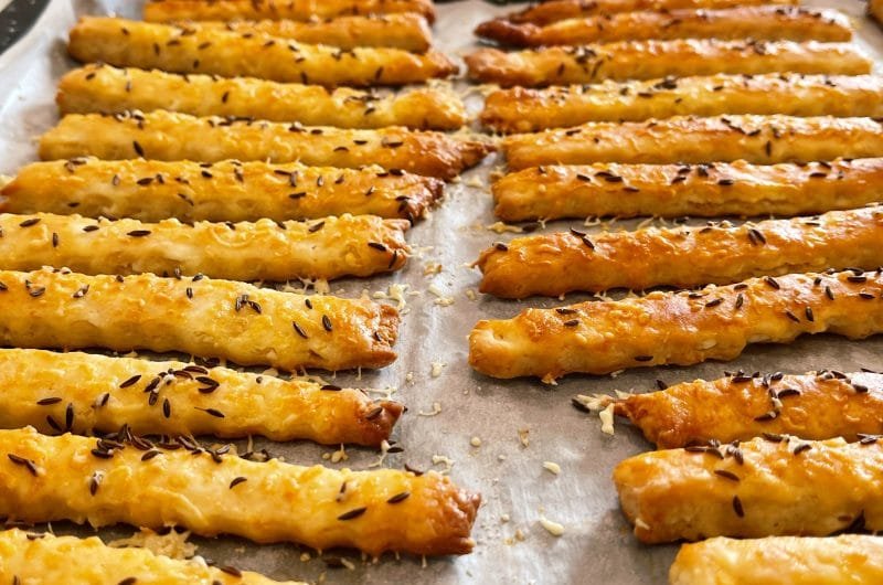 Easy salted crackers with cheese and lard