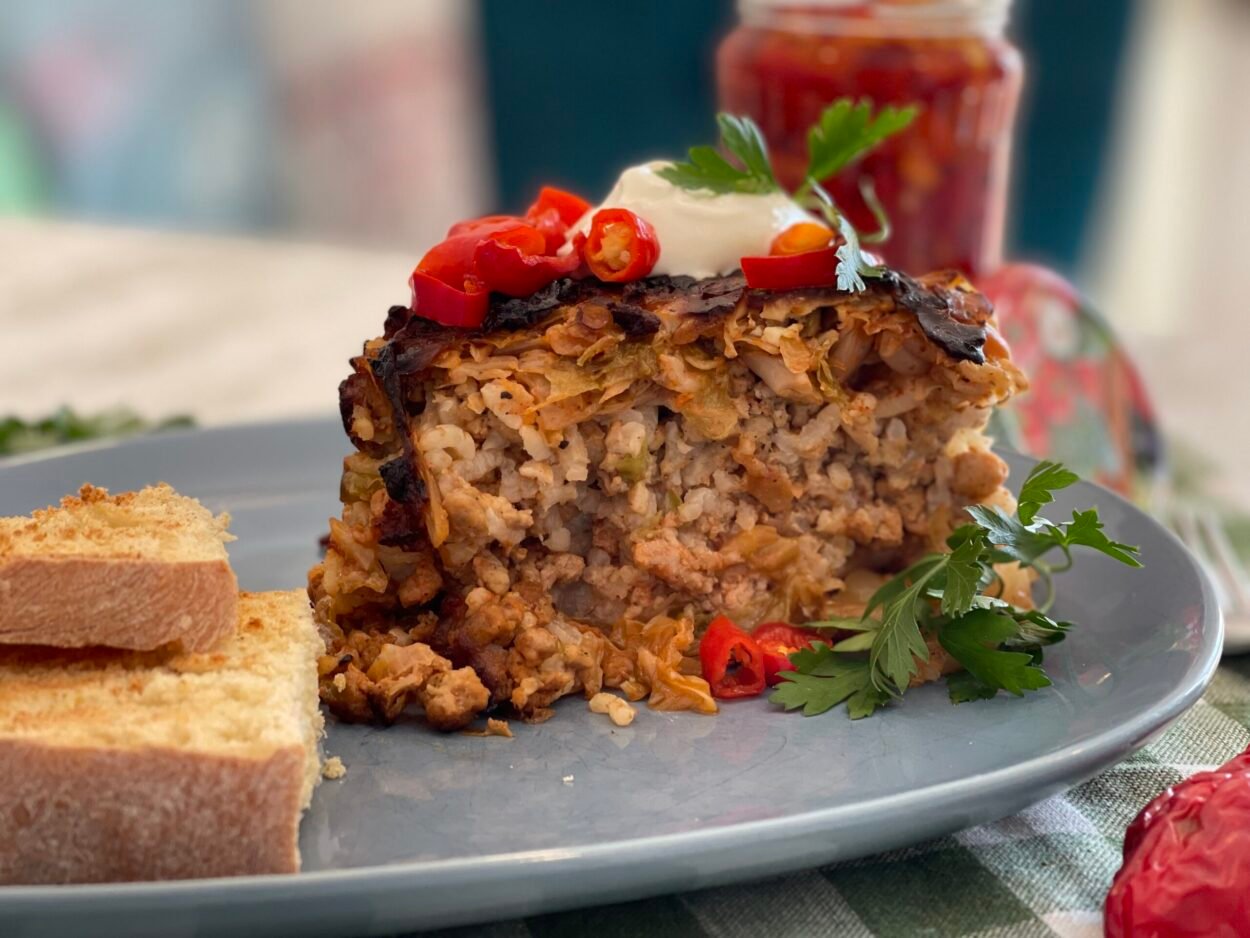 Delicious one-pot sauerkraut with minced meat and rice