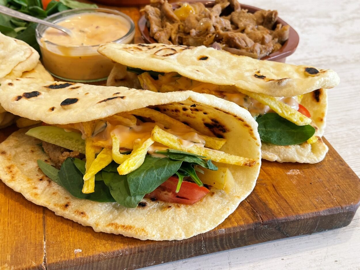 Sandviș în lipie de casă cu iaurt: rapid, sățios, perfect pentru pachet