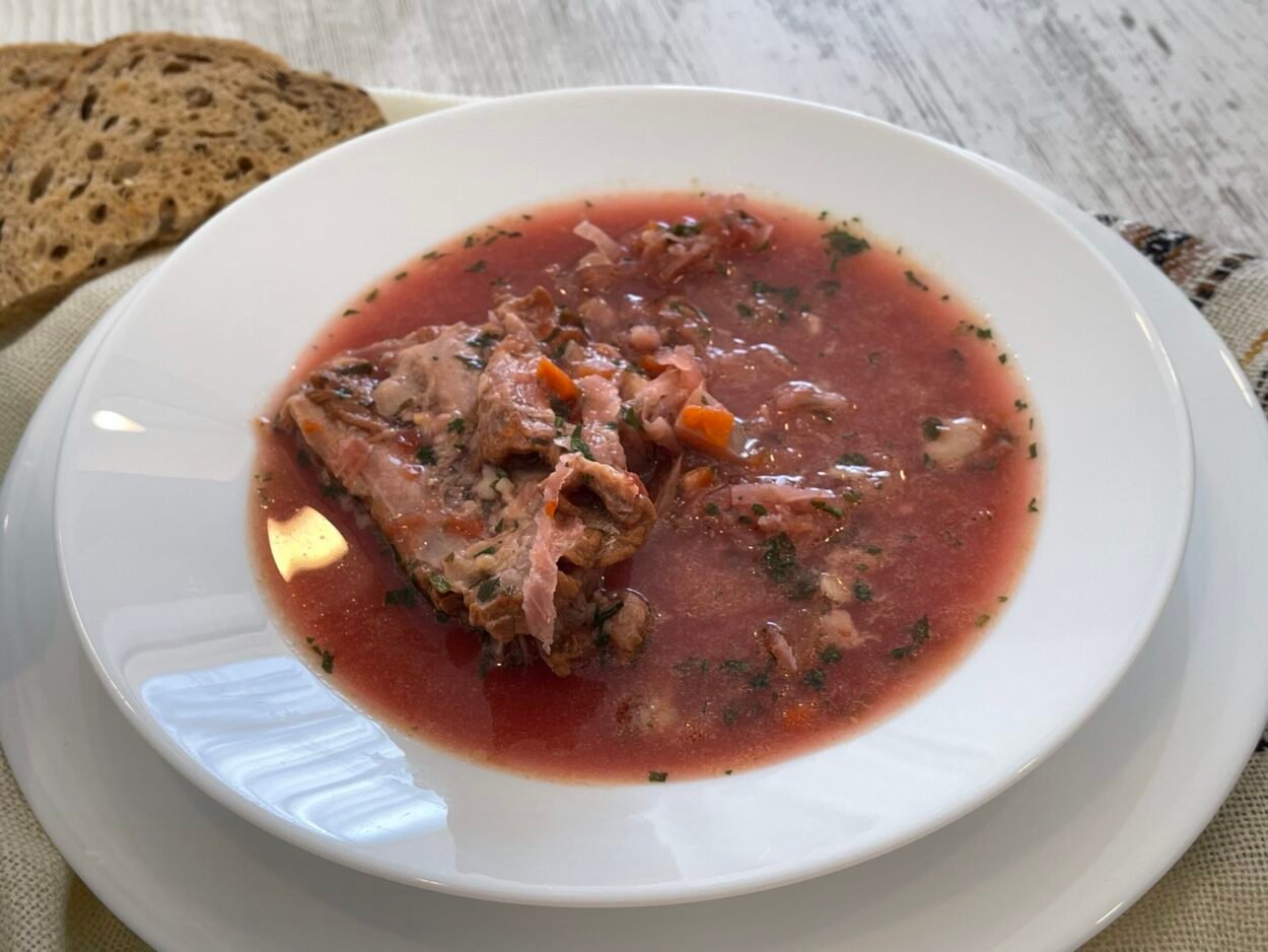 Bors rosu delicios cu sfecla rosie si carne de porc