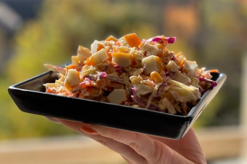 Salata de varza cu surimi (bețișoare de crab)