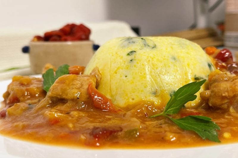 Tocanita de porc cu ardei copti si mamaliga cu spanac si parmezan