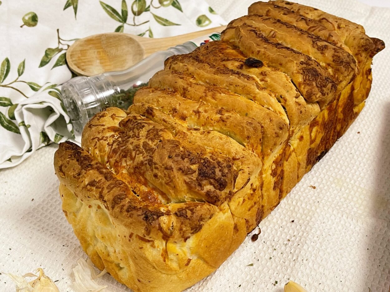 Pull-Apart Baked Garlic And Cheese Bread