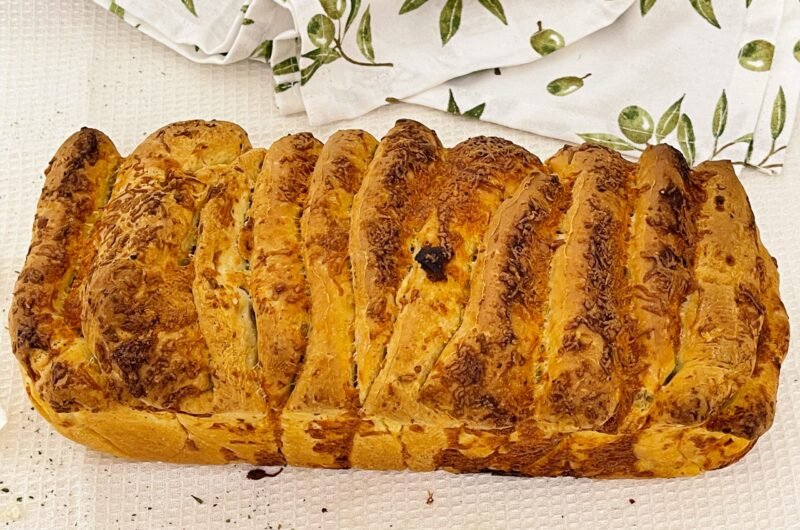 Pull-Apart Baked Garlic And Cheese Bread