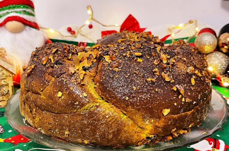 Cozonac în formă de coroniță cu nuci, cremă de brânză și merișoare