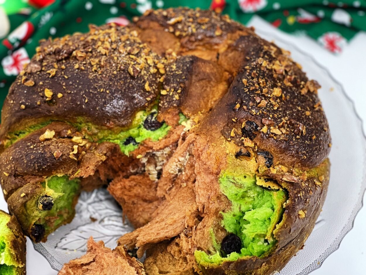 Cozonac festiv în formă de coroniță cu nuci, cremă de brânză și merișoare