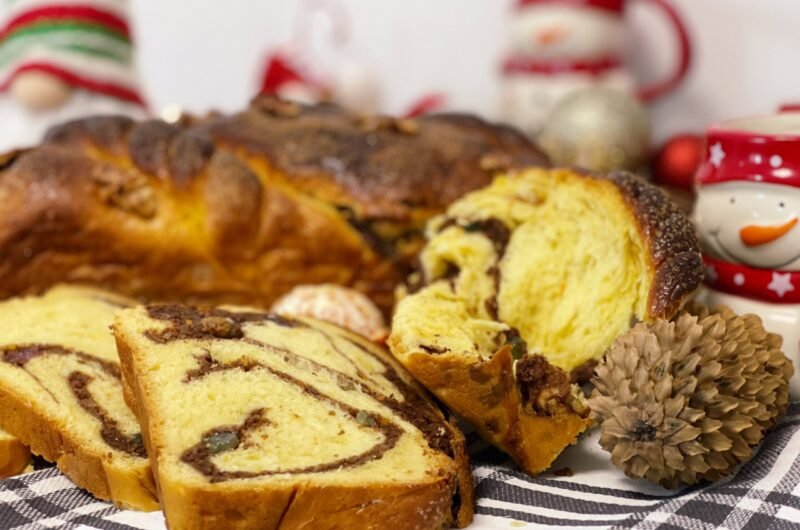 Cozonac cu nuci, stafide si rahat