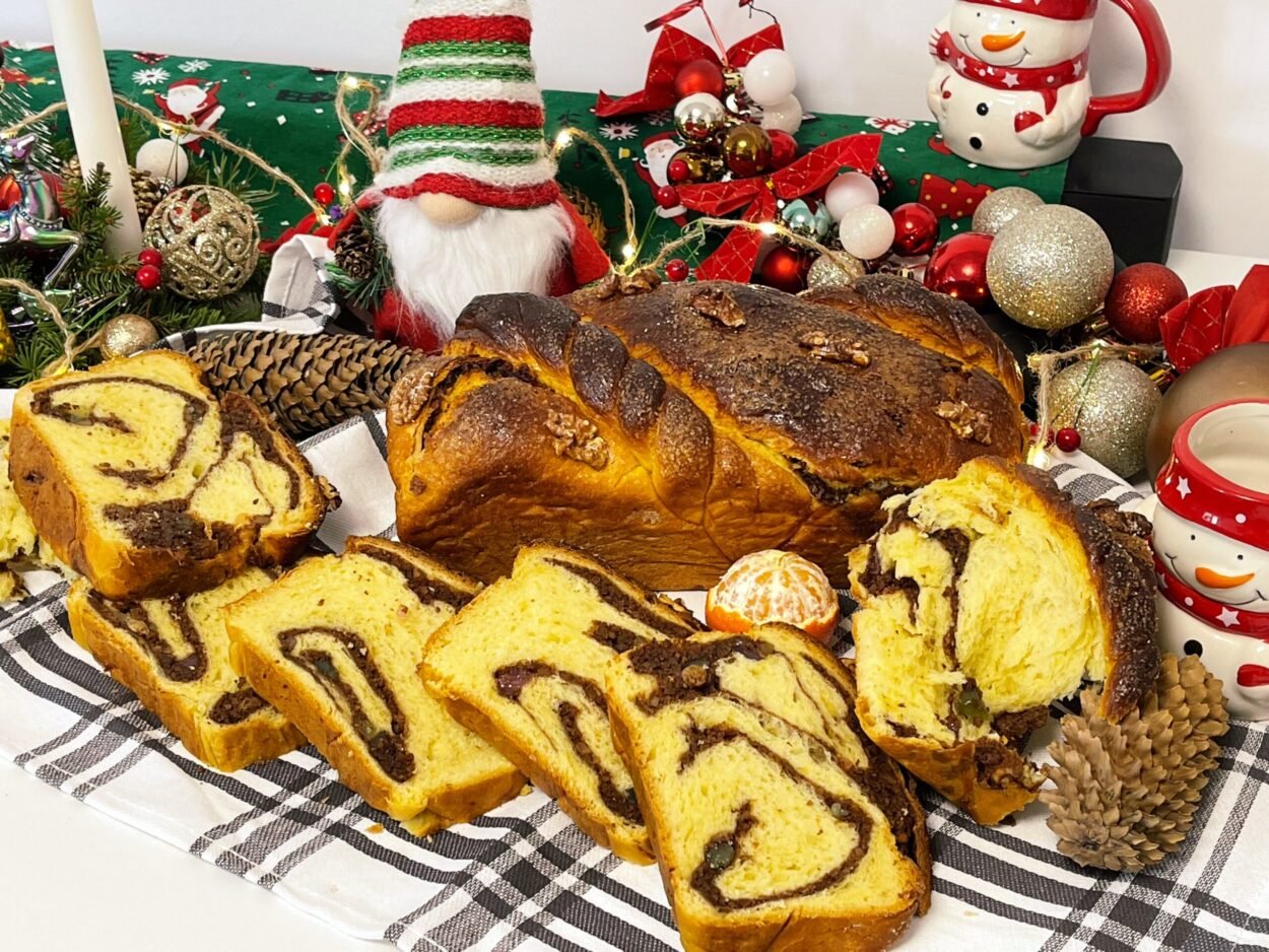 Cozonac pufos cu nuci, stafide si rahat