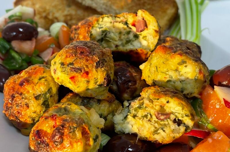 Chifteluțe de pui la cuptor cu brânză, măsline și ardei