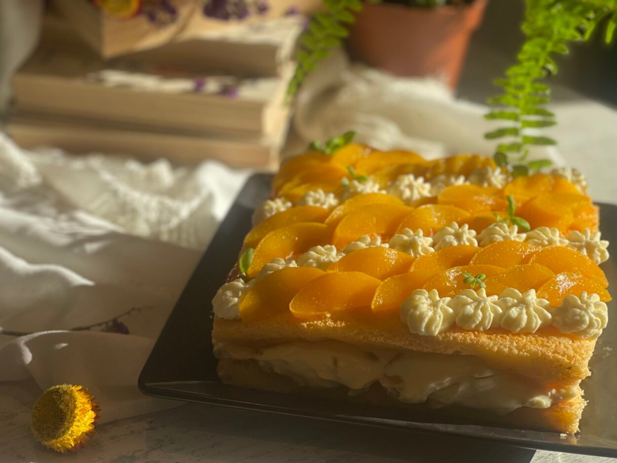 Pandispan cu piersici și cremă fină de mascarpone – desert delicios