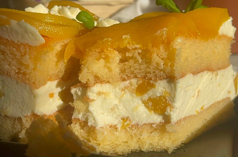 Pandispan cu piersici și cremă fină de mascarpone