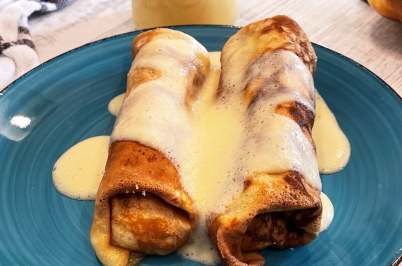 Clatite gratinate umplute cu branza, stafide si crema de vanilie