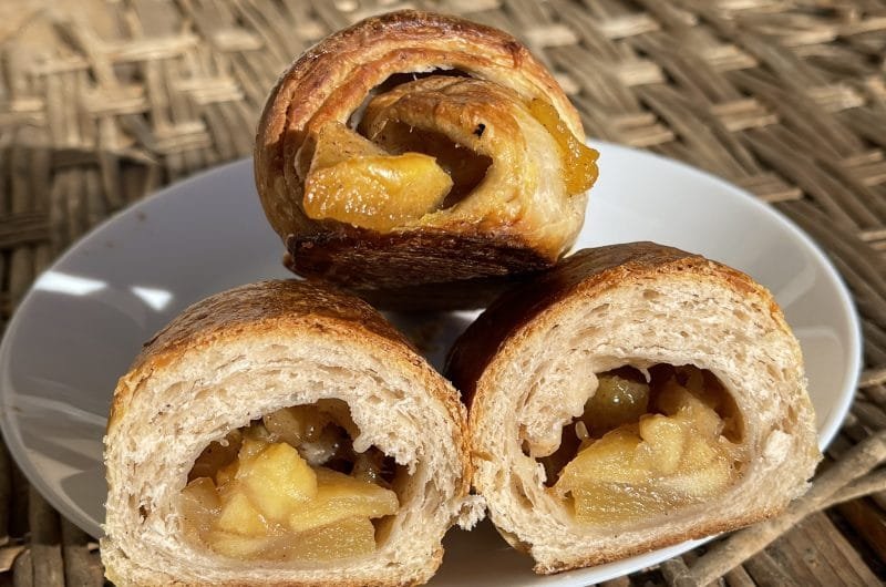 Cornuri pufoase cu umplutură de mere
