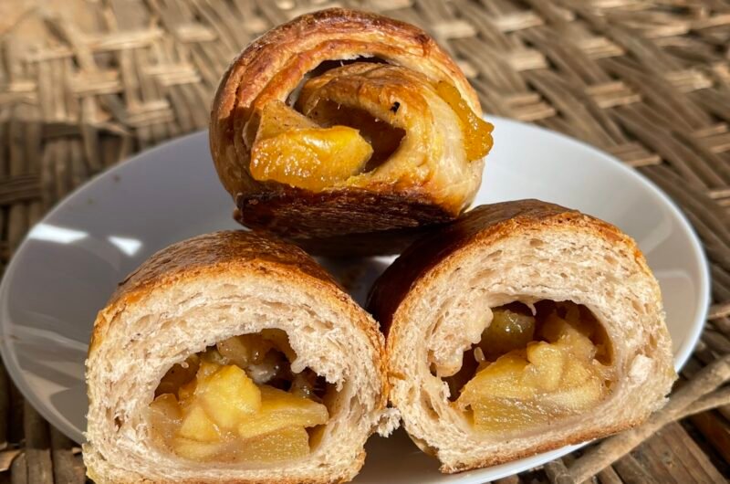 Cornuri pufoase cu umplutură de mere