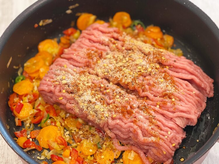 Foto carne tocată și condimente
