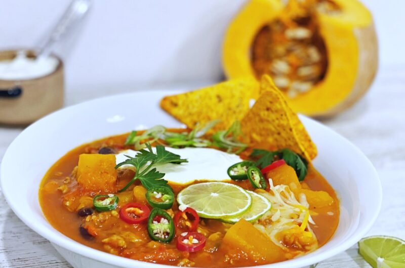 Chili delicios de curcan cu dovleac într-o oală