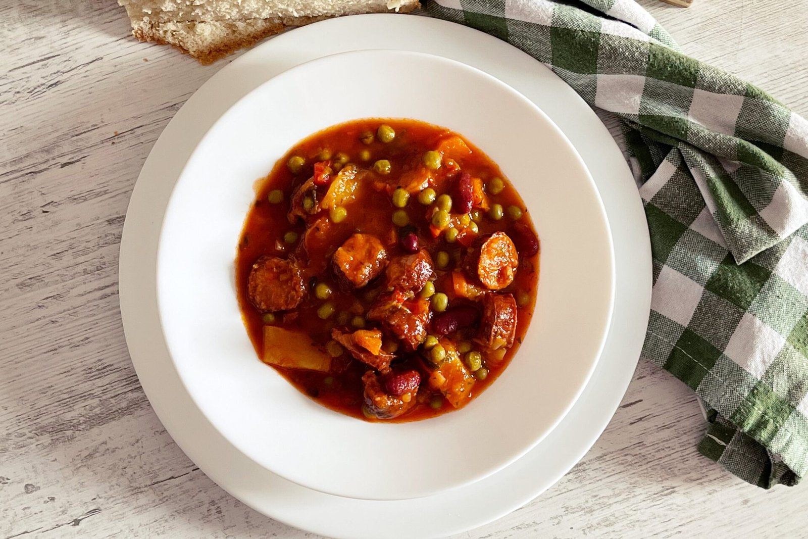 Tocana delicioasa de mazare și legume cu carnati afumati în sos de rosii