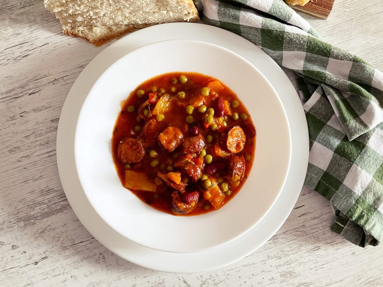 Tocana delicioasa de mazare și legume cu carnati afumati în sos de rosii