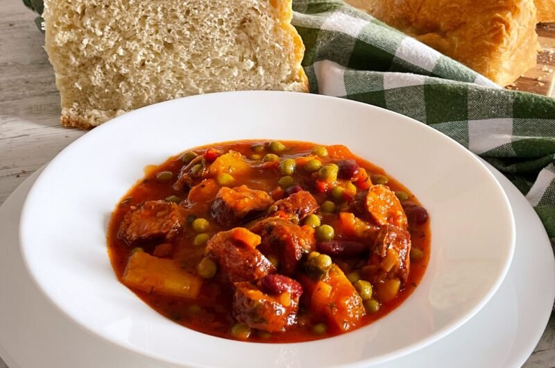 Tocană de mazăre și legume cu cârnați afumati în sos de roșii