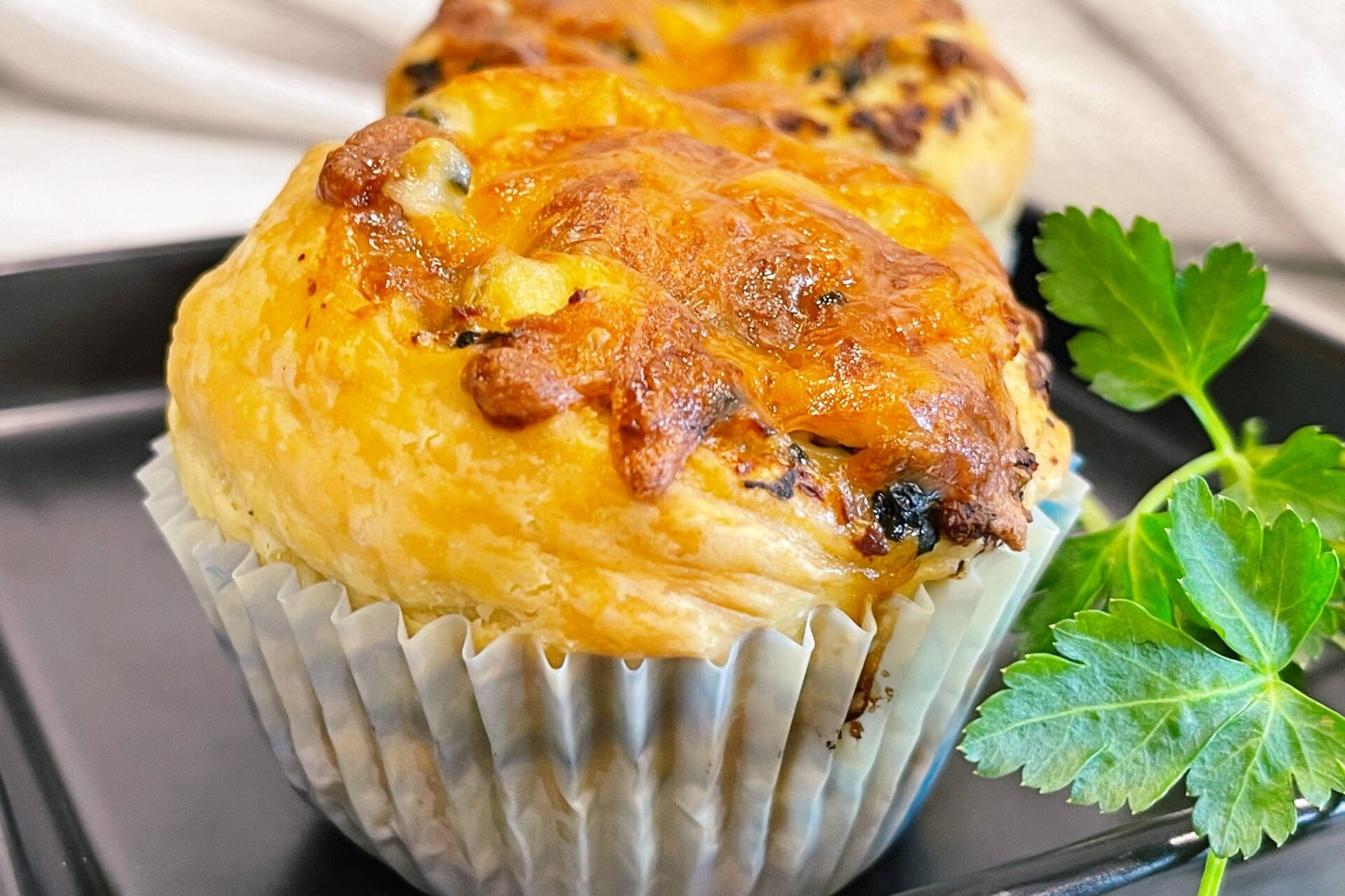 Gustari delicioase din foietaj cu pui si spanac – reteta rapida si usoara